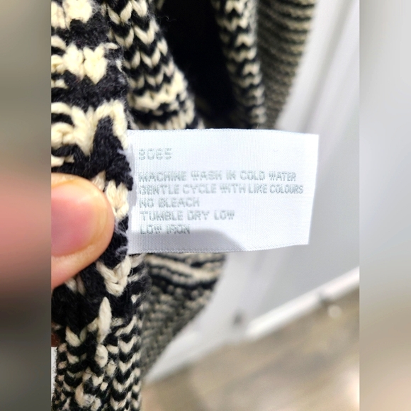 Open front knit cardigan from UK2LA. SIZE Large. - Picture 4 of 4